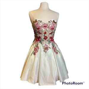 Blondie Nites stunning ivory strapless dress with rhinestone embroidery Size 1